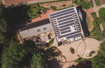paneles solares en tejado de casa autosuficiente en España vista aérea